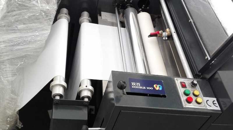 آلة ورنيش UV للورق من لفة إلى لفة آلة ورنيش UV للورق من لفة إلى لفة