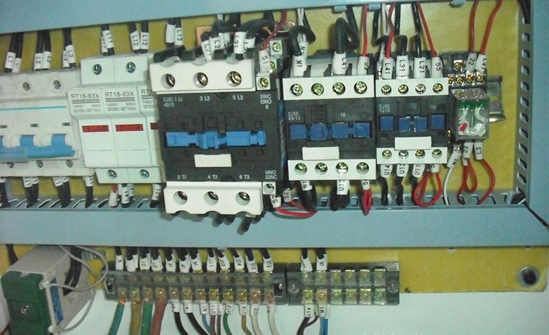 Wide web varnish machine