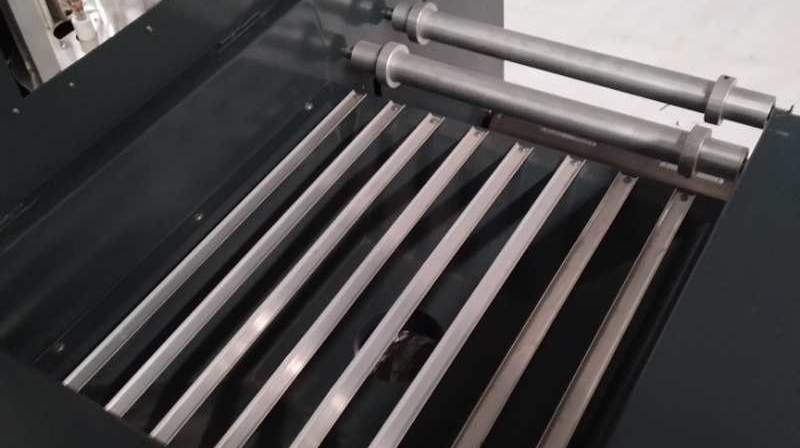 ماكينة طلاء بالأشعة فوق البنفسجية للورق من رول إلى رول آلة ورنيش UV للورق من لفة إلى لفة