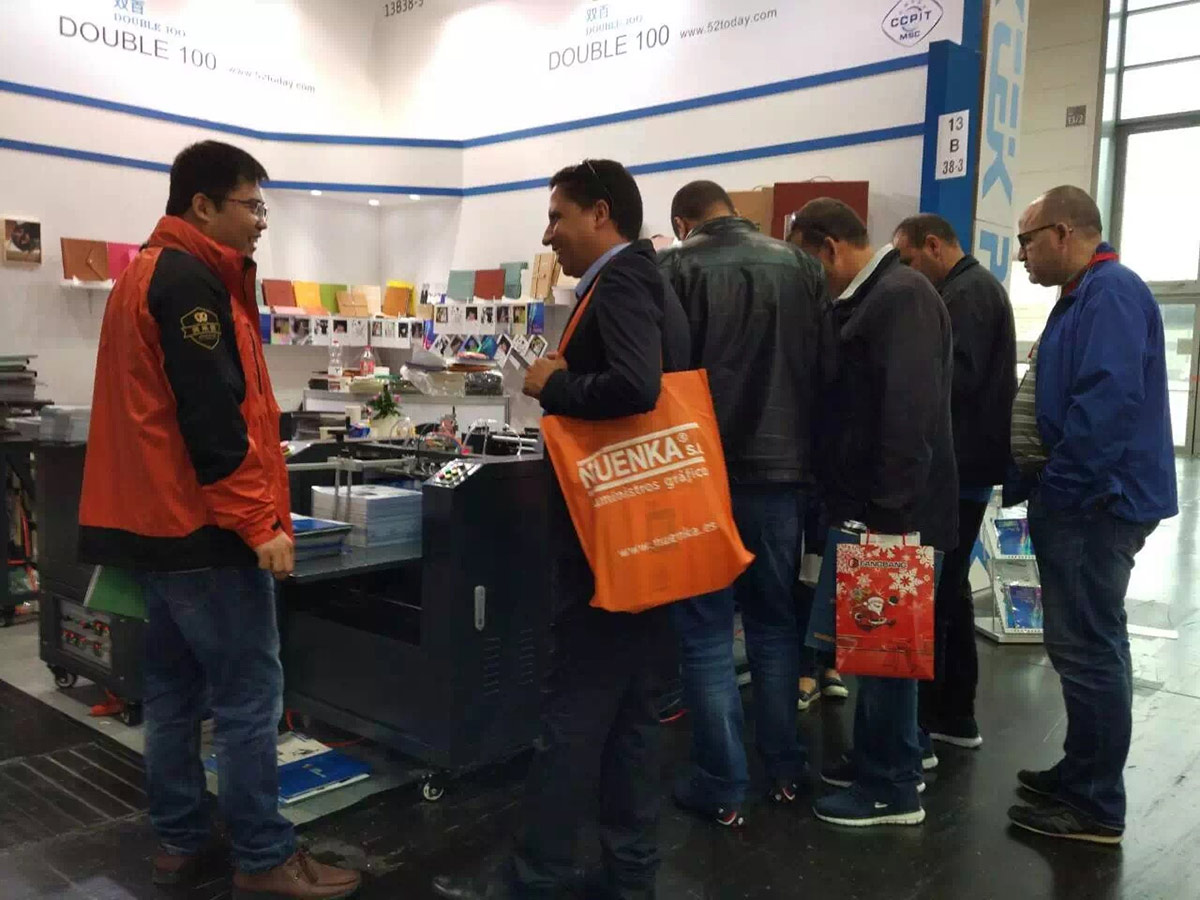 The automatic folding and creasing machine was introduced to the international market at the Photokina Expo.