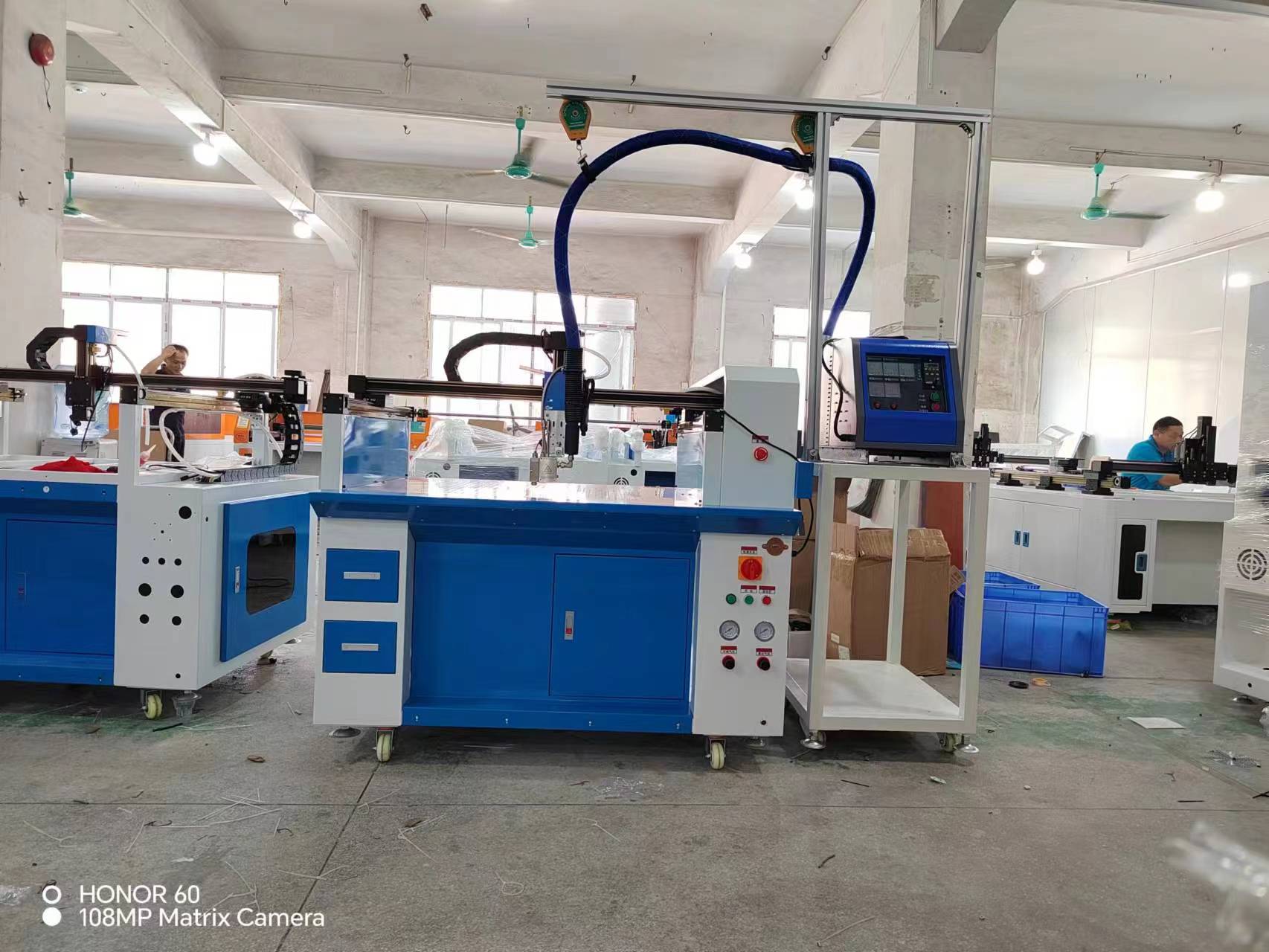 ماكينة توزيع الغراء